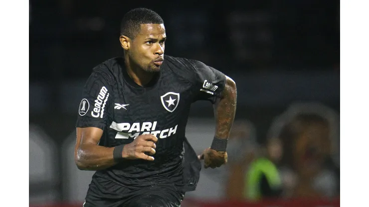 Foto: Vitor Silva/Botafogo - Júnior Santos durante a partida contra o Bragantino na última quarta-feira (13).
