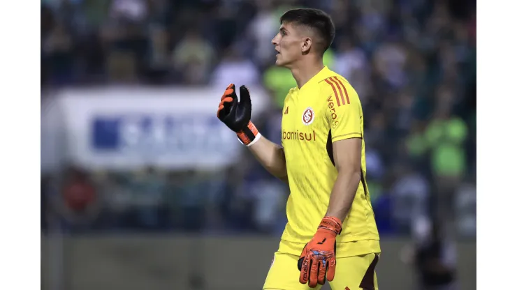 Foto: Marcello Zambrana/AGIF - Rochet durante a partida contra o Palmeiras no Campeonato Brasileiro de 2023.
