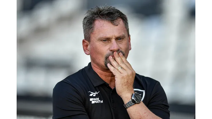   Fabio Matias técnico interino do Botafogo durante partida contra o Audax no estadio Engenhao pelo campeonato Carioca 2024. Foto: Thiago Ribeiro/AGIF
