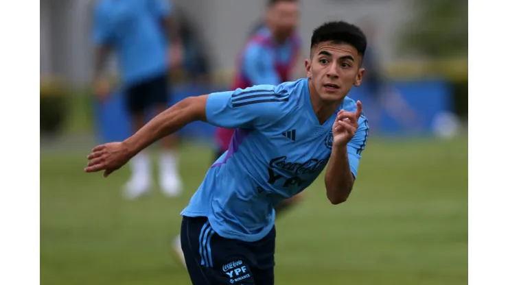 Photo by Daniel Jayo/Getty Images - Thiago Almada durante treinamento da Seleção da Argentina.
