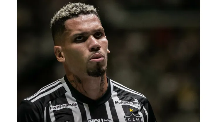 Foto: Fernando Moreno/AGIF - Paulinho durante partida contra a Tombense no Campeonato Mineiro de 2024.
