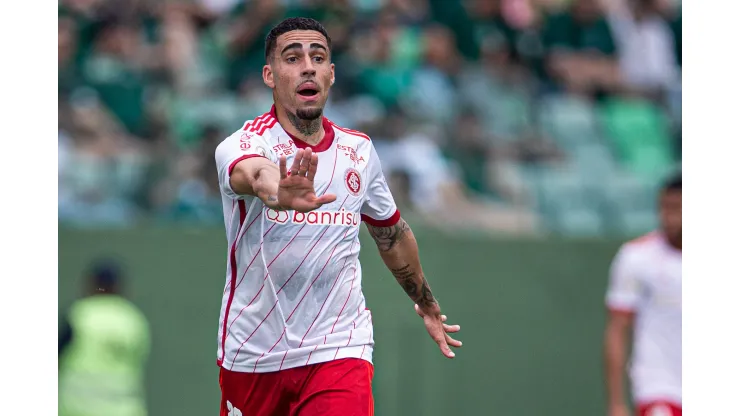 Foto: Isabela Azine/AGIF - Gabriel durante partida com a camisa do Internacional.
