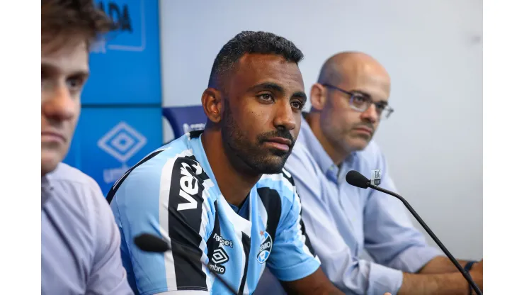 - Vice-presidente de futebol Paulo Caleffi, ao lado do diretor de futebol Antonio Brum, apresenta o meio campista Everton Galdino como novo reforço do Gremio para a temporada 2023. Peça está de saída. FOTO: LUCAS UEBEL/GREMIO FBPA
