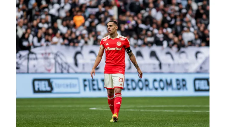 Foto: Guilherme Drovas/AGIF - Gabriel durante partida contra o Corinthians no Campeonato Brasileiro de 2022.
