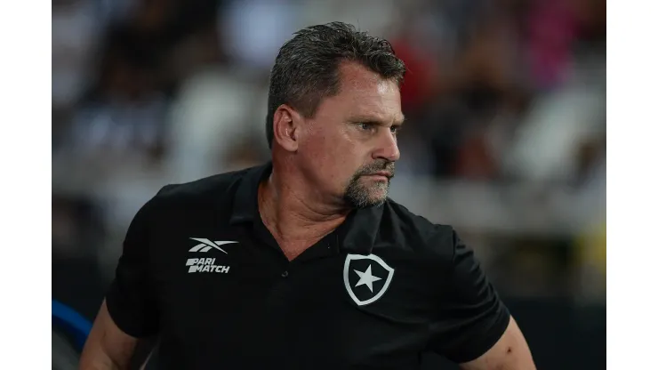 Fabio Matias tecnico interino do Botafogo durante partida contra o Aurora no estadio Engenhao pelo campeonato Copa Libertadores 2024. Thiago Ribeiro/AGIF
