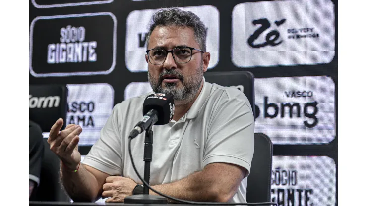 Foto: Thiago Ribeiro/AGIF - Alexandre Mattos durante coletiva em São Januário.
