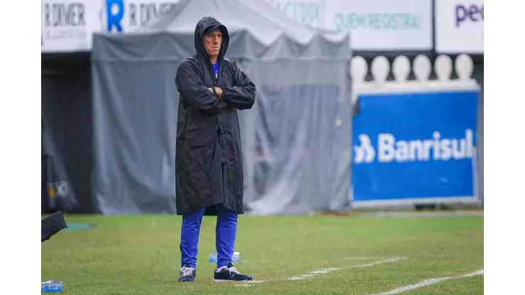 Renato Portaluppi contra o Caxias, pelo Campeonato Gaúcho. Treinador ganhou um novo atleta para a lateral - Foto: Maxi Franzoi/AGIF
