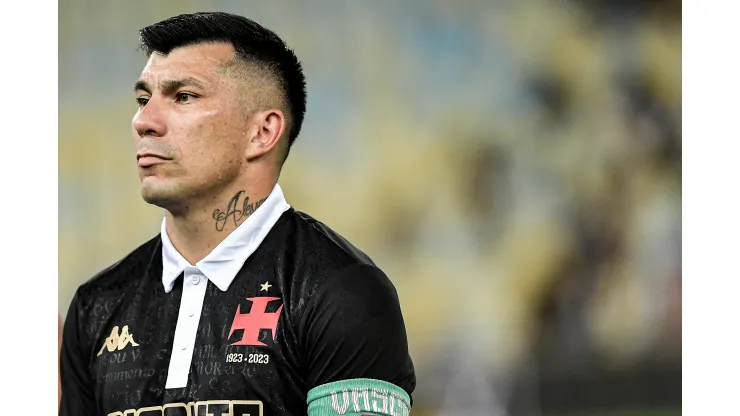 Medel jogador do Vasco durante partida contra o Fluminense no estadio Maracana pelo campeonato Carioca 2024. Zagueiro deve permanecer. Foto: Thiago Ribeiro/AGIF
