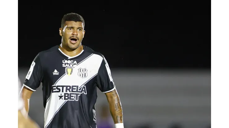 Jeferson Jeh jogador do Ponte Preta comemora seu gol durante partida contra o Botafogo-SP no estadio Santa Cruz pelo campeonato Paulista 2024. Foto: Thiago Calil/AGIF
