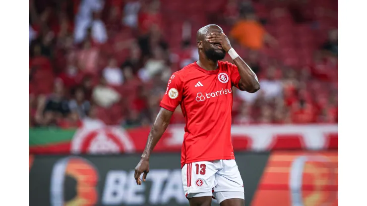 Enner Valencia,já teve uma contusão no mesmo pé duarante um Gre-Nal. Foto: Maxi Franzoi/AGIF
