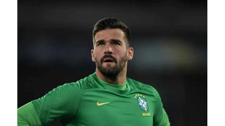 Alisson jogador do Brasil durante aquecimento antes da partida contra o Peru no estadio Engenhao pelo campeonato Copa America 2021. Goleiro abriu o jogo sobre 'possível' volta ao Inter. Foto: Thiago Ribeiro/AGIF
