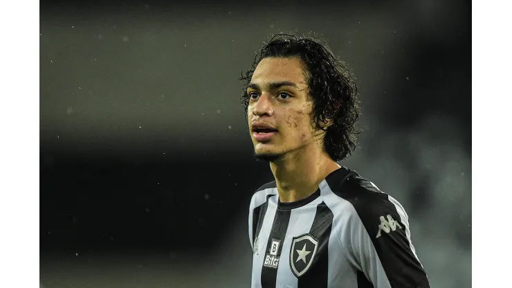 Matheus Nascimento jogador do Botafogo comemora seu gol durante partida contra o Nova Iguacu no estadio Engenhao pelo campeonato Carioca 2022. Atleta pode deixar o clube. Foto: Thiago Ribeiro/AGIF
