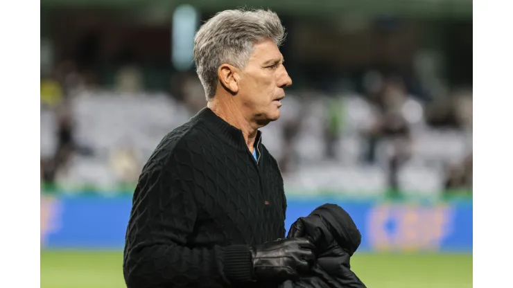 Renato Gaúcho em partida pelo Brasileirão 2023. Treinador pode ganhar retorno de jogador - Foto: Robson Mafra/AGIF
