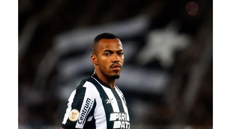 Foto: Vítor Silva/Botafogo - Marlon Freitas, alvo do Vasco, durante confronto contra o Grêmio no Campeonato Brasileiro de 2023.
