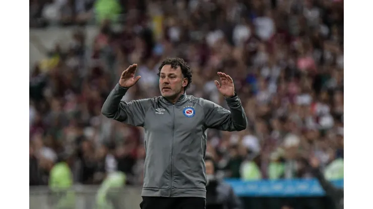 Gabriel Milito, com a camisa do Argentino Junior, durante partida contra o Fluminense na Libertadores de 2023.
