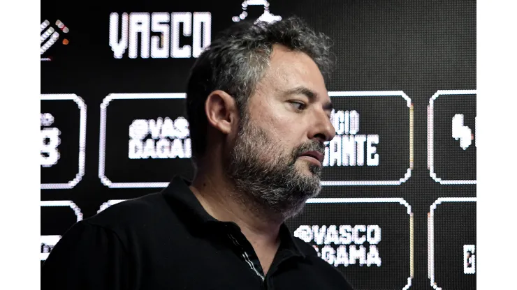 Alexandre Mattos, durante entrevista coletiva de apresentação do atacante Clayton Silva.
