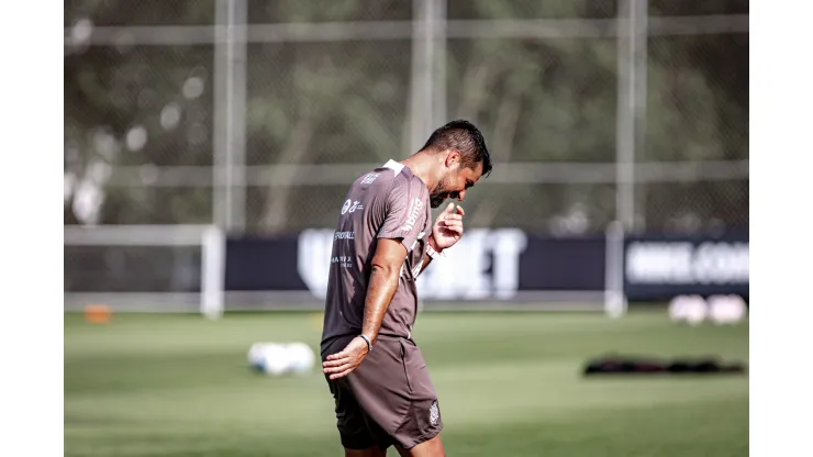 António Oliveira vem agradando os jogadores nos treinamentos - Foto: Leonardo Lima/AGIF
