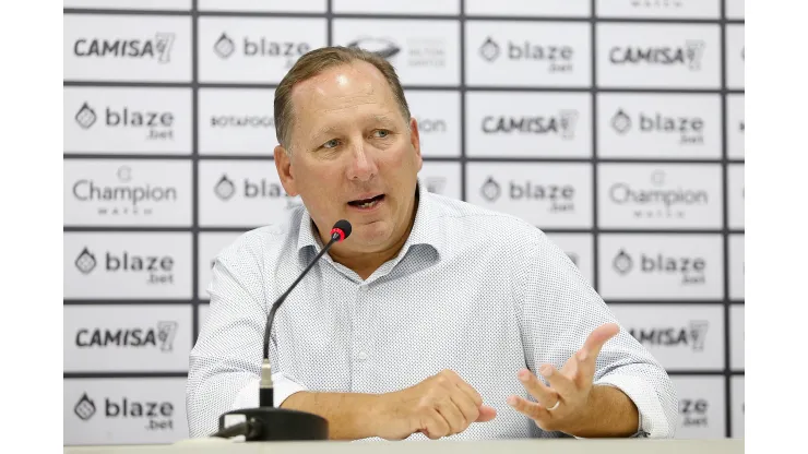 Foto: Vitor Silva/Botafogo - John Textor durante entrevista coletiva em 2022.
