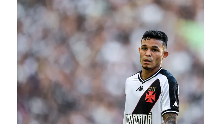 Adson jogador do Vasco durante partida contra o Nova Iguacu no estadio Maracana pelo campeonato Carioca 2024. Atleta já é pressionado. Foto: Thiago Ribeiro/AGIF
