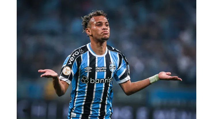 Bitello jogador do Gremio comemora seu gol durante partida contra o Internacional no estadio Arena do Gremio pelo campeonato BRASILEIRO A 2023. Retorno do meia foi cotado. Foto: Maxi Franzoi/AGIF
