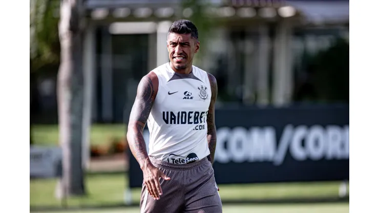 Paulinho jogador do Corinthians durante treino no Centro de Treinamento CT Joaquim Grava. Torcida tomou postura envolvendo o volante. Foto: Leonardo Lima/AGIF
