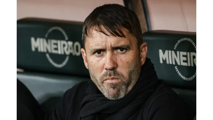 Eduardo Coudet tecnico do Atletico-MG durante partida contra o Red Bull Brasil no estadio Mineirao pelo campeonato BRASILEIRO A 2023. Treinador pode perder um jogador. Foto: Gilson Junio/AGIF
