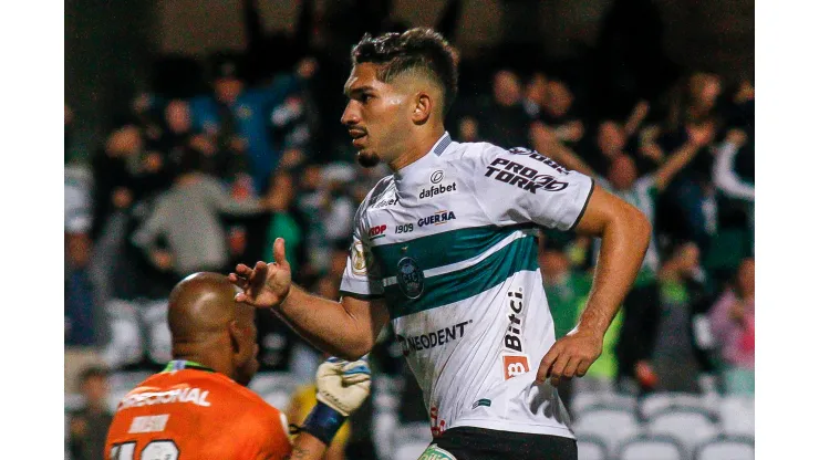 Foto: (Gabriel Machado/AGIF) - O Coritiba busca soluções no mercado sul-americano para suprir a ausência de Andrey, desfalque por lesão pelo restante da temporada
