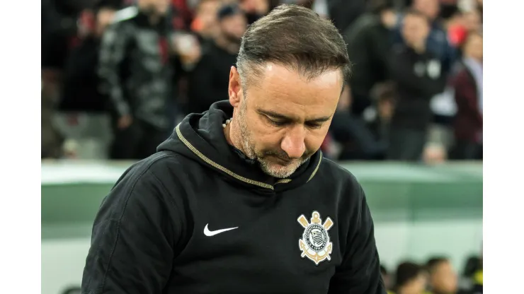 Foto: (Robson Mafra/AGIF) - Vítor Pereira está preocupado com a questão disciplinar e o equilíbrio emocional dos jogadores do Corinthians
