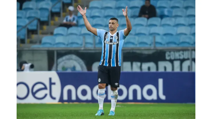 Foto: (Pedro H. Tesch/AGIF) - Diego Souza se irritou após sofrer uma entrada nas costas durante a vitória do Grêmio nesta terça (28)
