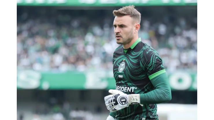 Gabriel Vasconcellos com a camisa do Coritiba durante partida contra o Coritiba no Campeonato Brasileiro de 2023.
