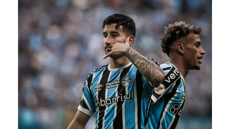 Mathias Villasanti jogador do Gremio comemora seu gol durante partida contra o Coritiba no estadio Arena do Gremio pelo campeonato BRASILEIRO A 2023. Gringo pode ganhar um novo parça para o meio. Foto: Maxi Franzoi/AGIF
