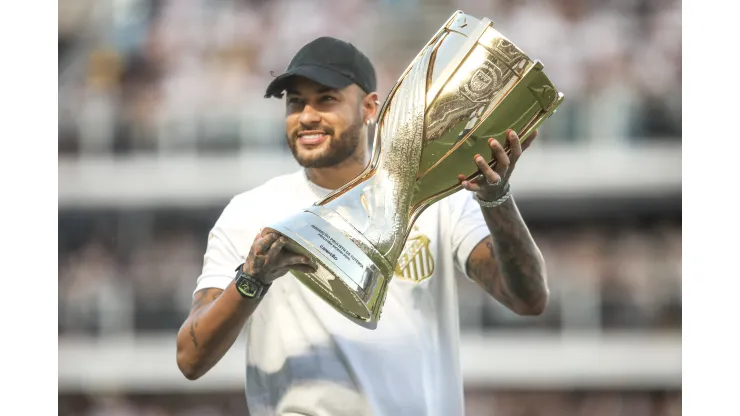 Neymar esteve presente na partida do Santos contra o Palmeiras.
