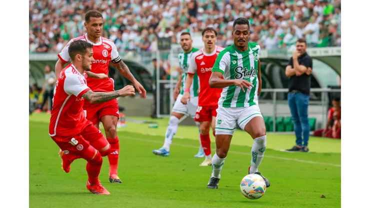 Caique jogador do Juventude durante partida contra o Internacional no estadio Alfredo Jaconi pelo campeonato Gaucho 2024. Atleta é cotado no Vasco. Foto: Luiz Erbes/AGIF
