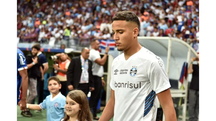 Gustavo Martins, jogador do Gremio durante entrada em campo para partida contra o Bahia no estadio Arena Fonte Nova pelo campeonato Brasileiro A 2023. Zagueiro está sofrendo no Sul. Foto: Walmir Cirne/AGIF
