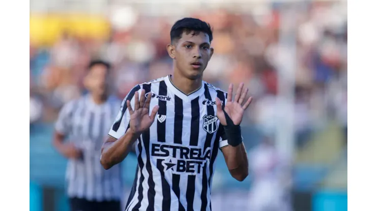 Erick Pulga, com a camisa do Ceará, durante confronto contra o Ferroviário no Campeonato Cearense de 2024.
