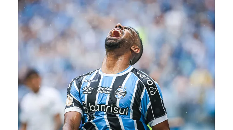 Galdino jogador do Gremio lamenta durante partida contra o Corinthians no estadio Arena do Gremio pelo campeonato Brasileiro A 2023. Futuro do jogador segue agitando os bastidores. Foto: Maxi Franzoi/AGIF
