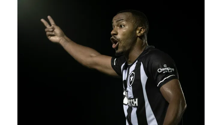 Marlon Freitas, alvo do Vasco, durante confronto contra o Nova Iguaçu no Campeonato Carioca de 2023.
