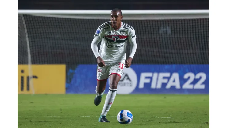 Luizão, hoje zagueiro do West Ham, com a camisa do São Paulo na Copa Sul-Americana de 2022.
