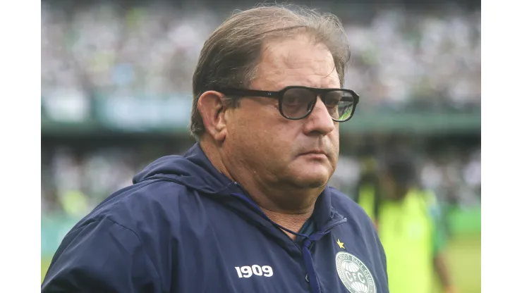 Guto Ferreira técnico do Coritiba durante partida contra o Athletico-PR no estadio Couto Pereira pelo campeonato Paranaense 2024. 
