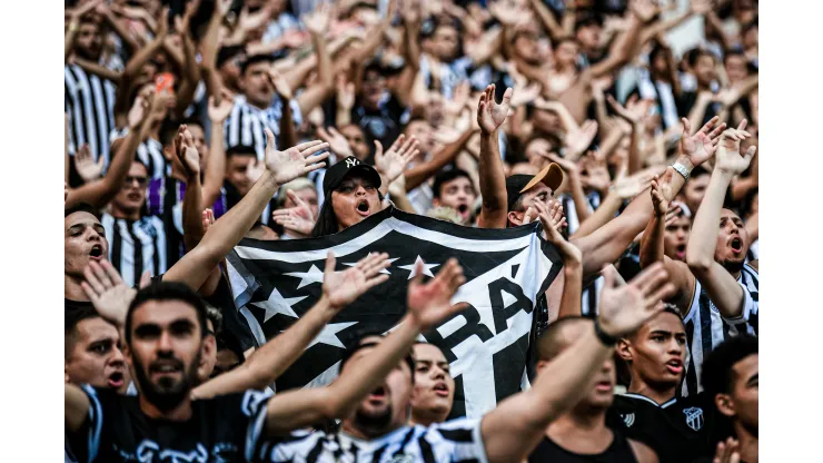 Torcida do Ceará deve colocar mais de 50 mil pessoas no Castelão &#8212; Foto: Kely Pereira/AGIF
