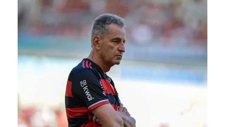 Rodolfo Landim acompanhou de perto o treino do Flamengo - Foto: Thiago Ribeiro/AGIF
