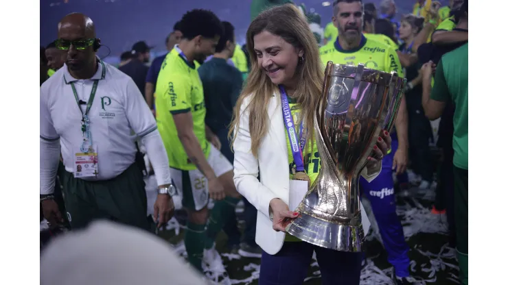 Leila Pereira presidente do Palmeiras levanta a taca de campeao durante cerimonia de premiacao ao final da partida contra o Santos no estadio Arena Allianz Parque pela decisao do campeonato Paulista 2024. Ettore Chiereguini/AGIF
