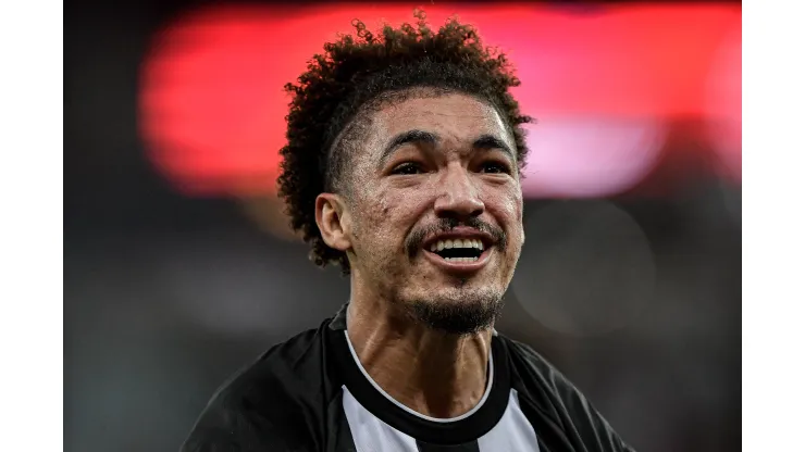 Adryelson Jogador do Botafogo comemora vitoria ao final da partida contra o Flamengo no estadio Maracana pelo campeonato BRASILEIRO A 2023. Defensor pode pintar no Colorado. Foto: Thiago Ribeiro/AGIF
