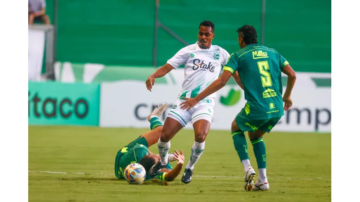 Caique jogador do Juventude durante partida contra o Avenida no estadio Alfredo Jaconi pelo campeonato Gaucho 2024. Volante deve fechar com o Vasco. Foto: Luiz Erbes/AGIF
