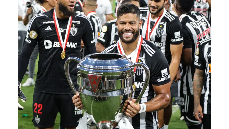 Hulk Jogador do Atletico levanta a taca e comemora o titulo mineiro ao final da  partida contra o Cruzeiro no estadio Mineirao pelo campeonato Mineiro 2024. Gilson Lobo/AGIF
