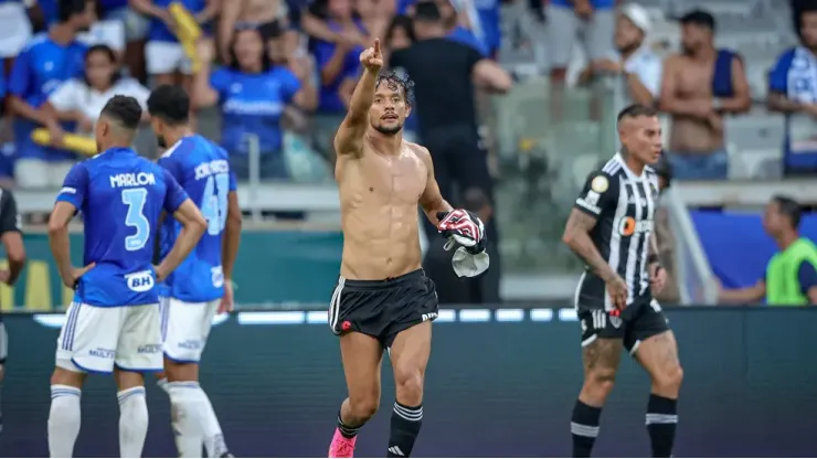 Meia ceebrou bastante o título pelo time Mineiro.Foto: Pedro Souza/Atlético
