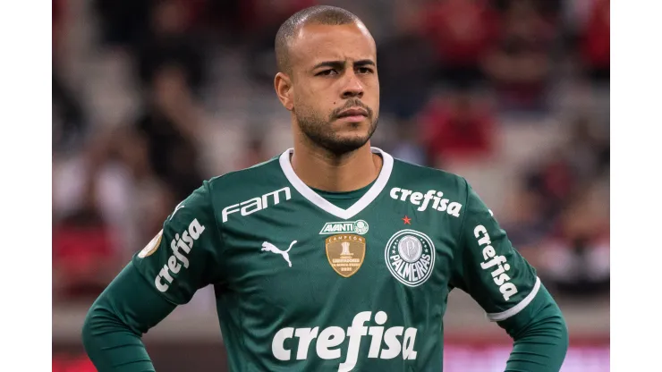 Mayke jogador do Palmeiras durante execucao do hino nacional antes da partida contra o Athletico-PR no estadio Arena da Baixada pelo campeonato Brasileiro A 2022. Titular sofreu nova lesão. Foto: Robson Mafra/AGIF
