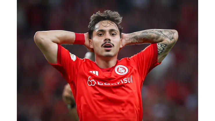 Maurício jogador do Internacional lamenta chance perdida durante partida contra o Goiás no estádio Beira-Rio pelo campeonato BRASILEIRO A 2023. Meia deve deixar o Internacional. Foto: Maxi Franzoi/AGIF
