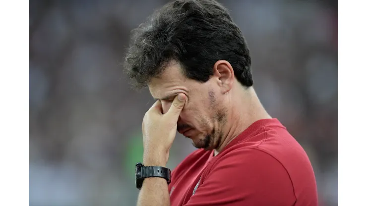 Fernando Diniz lamentando durante confronto contra o Colo-Colo na última terça-feira (9), pela Libertadores de 2024.
