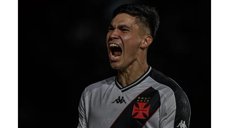 Galdames jogador do Vasco comemora seu gol durante partida contra o Agua Santa no estadio Sao Januario pelo campeonato Copa Do Brasil 2024. 
